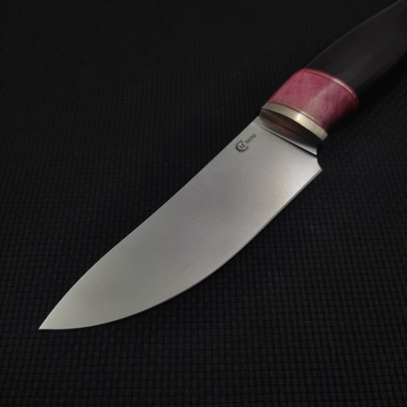 Нож Кайман из стали N690, рукоять карельская береза, черное дерево, литьё мельхиор в интернет-магазине art-steel.ru, фото